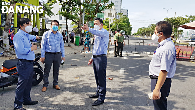 Chủ tịch UBND thành phố Lê Trung Chinh (thứ ba, từ trái sang) kiểm tra công tác phòng, chống dịch tại phường Nại Hiên Đông, quận Sơn Trà trong tháng 8-2021. Ảnh: PHAN CHUNG