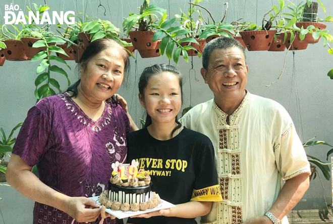 Sinh viên Lita (Hồng, đứng giữa) được gia đình mẹ Trần Thị Nguyện (trú khu dân cư Chơn Tâm 2D, phường Hòa Khánh Nam, quận Liên Chiểu) tổ chức sinh nhật. Ảnh: T.V	