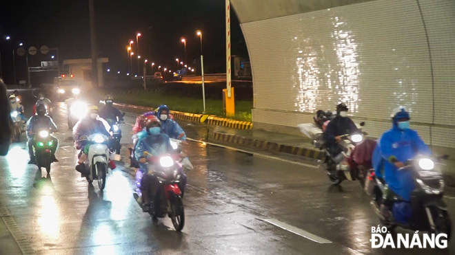 On Wednesday evening, about 1,000 people were seen travelling through the tunnel to return to their hometowns from the south on motorbikes