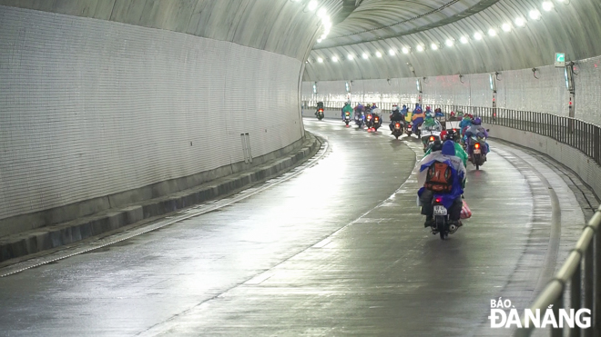 Due to a large number of returnees from Southern Viet Nam, transit vehicles were not used to carry returnees and their motorcycles through the tunnel.