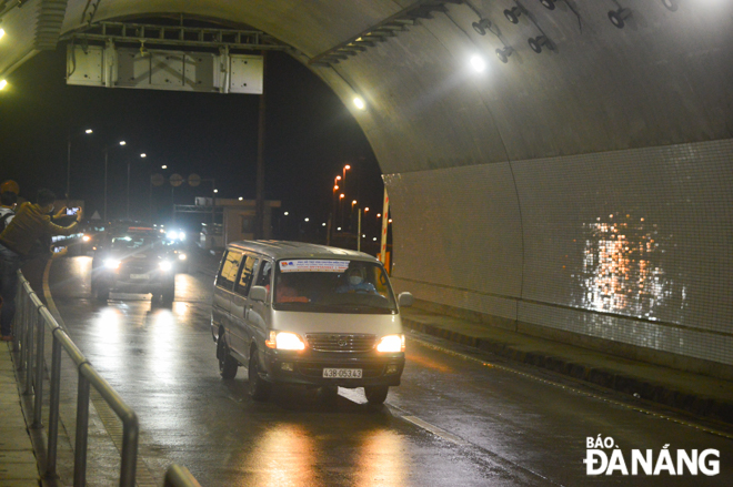 Volunteer units’ cars were allowed to move behind the motorbike convoy to provide support when needed. Some vehicles were in charge of transporting people's luggage or damaged vehicles to the other side of the tunnel.