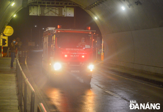 A two-headed fire truck was arranged to follow close behind the motorbike convoy to promptly handle fire and explosion incidents if any.