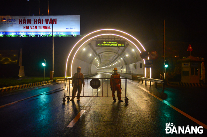 The travelling of other vehicles through the tunnel was temporarily suspended to ensure traffic safety and oxygen for motorcyclists passing through the tunnel. 