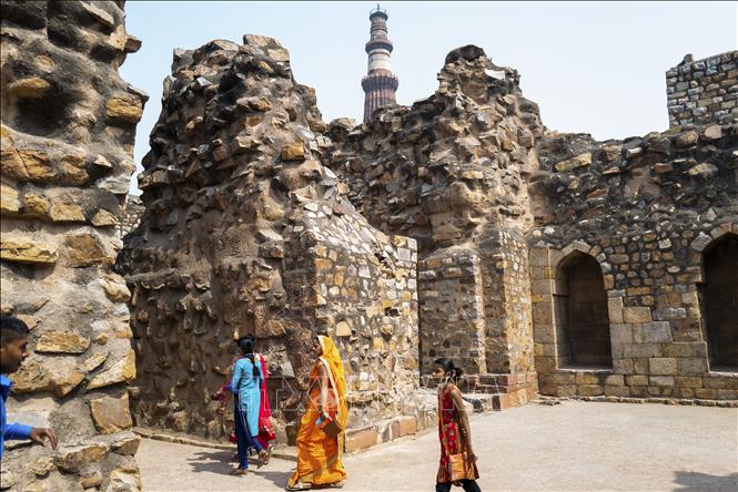 Khách du lịch tham quan quần thể Qutub Minar tại New Delhi, Ấn Độ, ngày 9-3-2021. Ảnh: AFP/TTXVN
