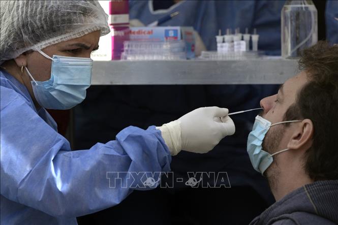 Nhân viên y tế lấy mẫu xét nghiệm Covid-19 cho người dân tại Buenos Aires, Argentina ngày 28-5-2021. Ảnh: AFP/TTXVN