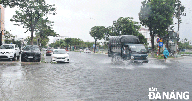 Các trận mưa lớn do ảnh hưởng của bão số 5 làm tuyến đường Hàm Nghi (quận Thanh Khê) bị ngập vì nước hồ  Thạc Gián, Vĩnh Trung dâng cao. (Ảnh chụp ngày 11-9-2021)Ảnh: HOÀNG HIỆP