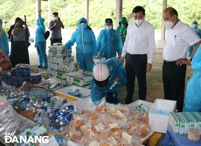 Chủ tịch UBND thành phố Lê Trung Chinh (thứ 2, phải sang) và Phó Chủ tịch UBND thành phố Lê Quang Nam (bìa phải) kiểm tra công tác hỗ trợ người dân từ các tỉnh phía Nam trờ về quê qua địa phận Đà Nẵng. Ảnh: L.H