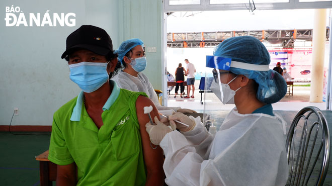 Từ ngày 9 đến 11-10, Đà Nẵng tiêm mũi 2 vắc-xin AstraZeneca cho gần 27.000 người. Ảnh: PHAN CHUNG