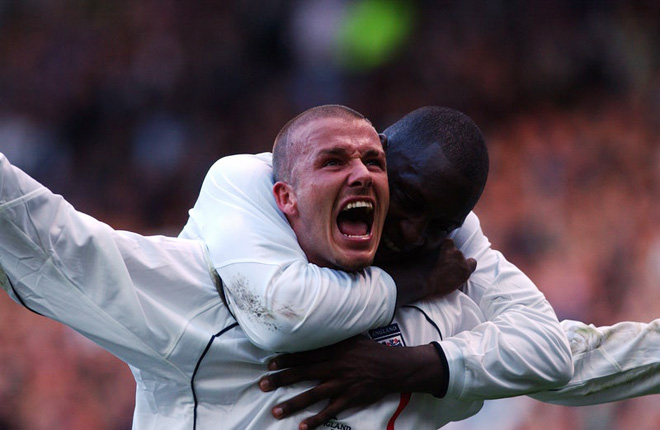 David Beckham cùng đồng đội vui mừng sau khi ghi bàn quyết định giúp đội tuyển Anh san bằng tỉ số 2-2 và giành vé tham dự vòng chung kết World Cup 2002. Ảnh: AP  