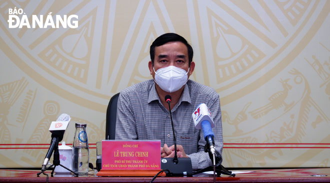 Da Nang Peoples Committee Chairman Le Trung Chinh chairs the regular meeting of the municipal Steering Committee for COVID-19 Prevention and Control on the afternoon of October 7. Photo: PHAN CHUNG