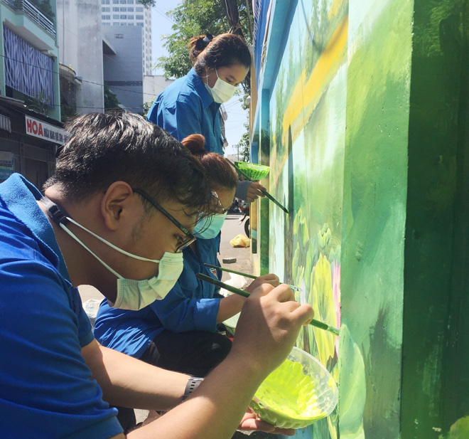 Thanh niên phường Thạc Gián (quận Thanh Khê) vẽ tranh tường tại  kiệt 47/28 Lý Thái Tổ. Ảnh: T.T