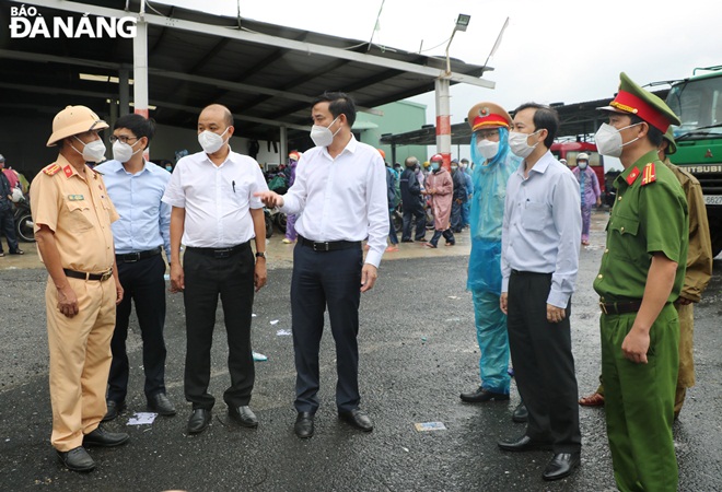 Da Nang People's Committee Chairman Le Trung Chinh (4th left) giving spiritual encouragement to functional bodies on duty at the transit station 