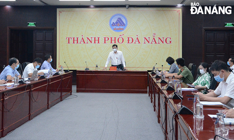 Vice Chairman Tran Phuoc Son delivers his address at the Friday’s meeting to discuss ways to restore and develop the tourism industry. Photo: THU HA