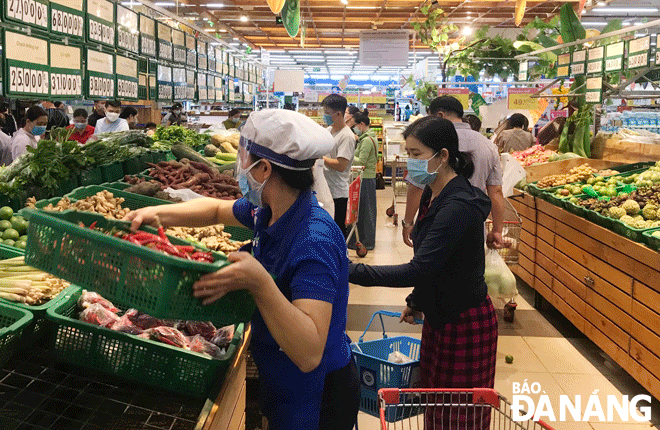 Người dân mua sắm tại siêu thị Co.opmart Đà Nẵng. 				         Ảnh: M.QUẾ