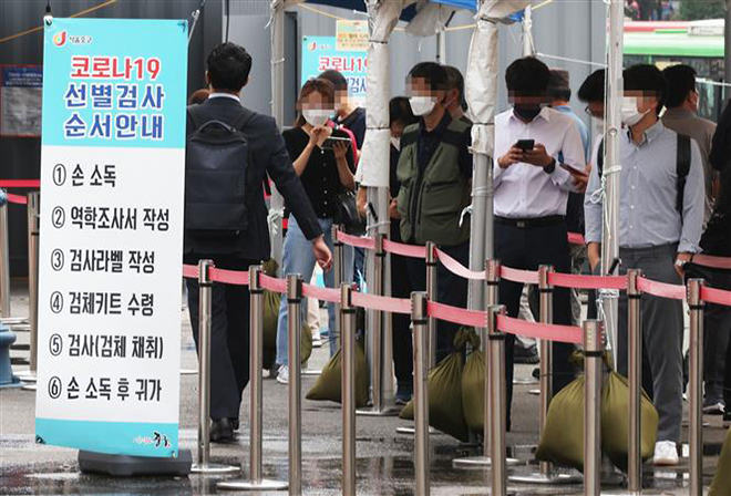 Người dân xếp hàng chờ xét nghiệm Covid-19 tại Seoul, Hàn Quốc, ngày 10-9-2021. Ảnh: Yonhap/ TTXVN