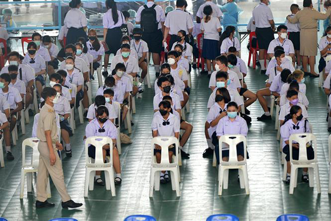  Học sinh đợi tiêm vaccine ngừa Covid-19 tại Bangkok, Thái Lan. Ảnh: THX/TTXVN