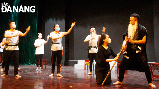 Các diễn viên Nhà hát Tuồng Nguyễn Hiển Dĩnh tập luyện trích đoạn “Ngọn lửa hồng sơn” để phục vụ công chúng trong thời gian tới. Ảnh: XUÂN DŨNG	