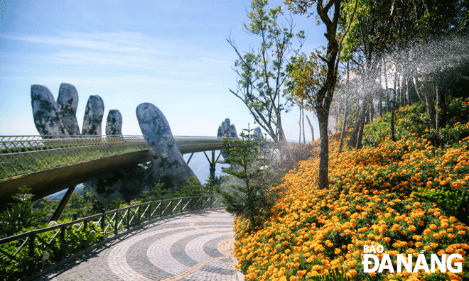 Tourist sites have taken advantage of the time during the pandemic-triggered operation suspension to beautify the landscape in parallel with enhancing service quality to bring new experience to visitors every day. Here is an attractive scene of the Sun World Ba Na Hills resort with the planting of thousands of flowers. Photo: THU HA.