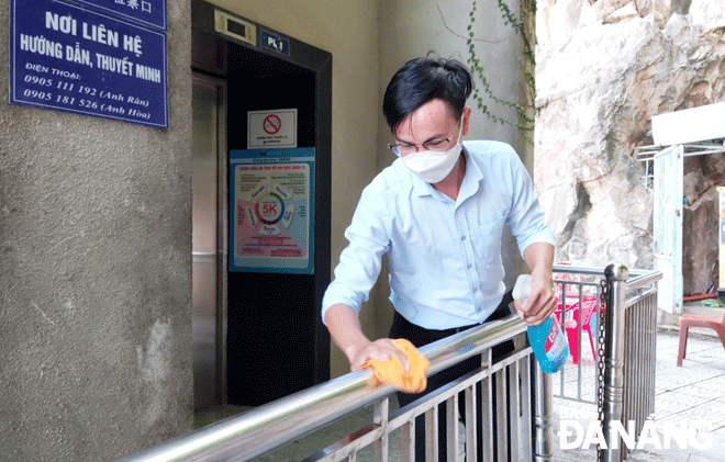 The tourism industry is striving to reopen service and activities. The staff of the Marble Mountains Tourist Area are seen cleaning the elevator area, ready to welcome guests back. Photo: THU HA.