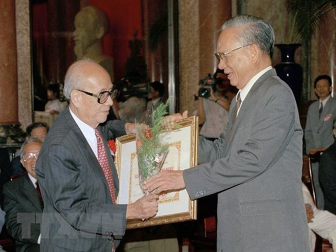 Chủ tịch nước Lê Đức Anh trao tặng Giải thưởng Hồ Chí Minh cho Giáo sư Vũ Khiêu, ngày 30-10-1996, tại Phủ Chủ tịch. (Ảnh: Cao Phong/TTXVN)
