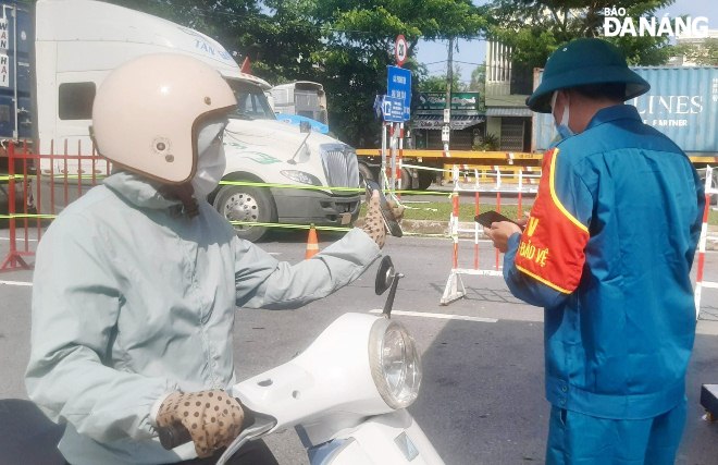 At a checkpoint set up at an entrance gate to Quang Nam Province on Tran Hung Dao Street in Dien Ngoc Ward, Dien Ban Town, many people from Da Nang are only required to make medical declarations with QR codes to be able to enter the province. Photo: LE HUNG