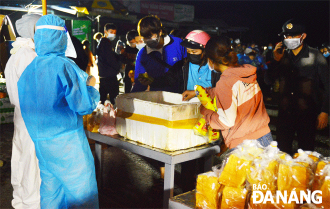 Milk, bread, ‘banh chung’ (square glutinous rice cakes) and drinking water are gathered by volunteers at a supply station set up on the top of Hai Van Pass