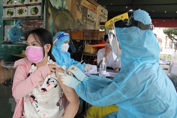 Triển khai tiêm vaccine mũi 2 cho người dân tại phường Phú Cường, thành phố Thủ Dầu Một, tỉnh Bình Dương. (Ảnh: Văn Hướng/TTXVN)