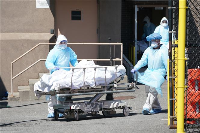 Nhân viên y tế chuyển thi thể bệnh nhân Covid-19 tại một bệnh viện ở New York, Mỹ ngày 6/4/2020. Ảnh: AFP/TTXVN