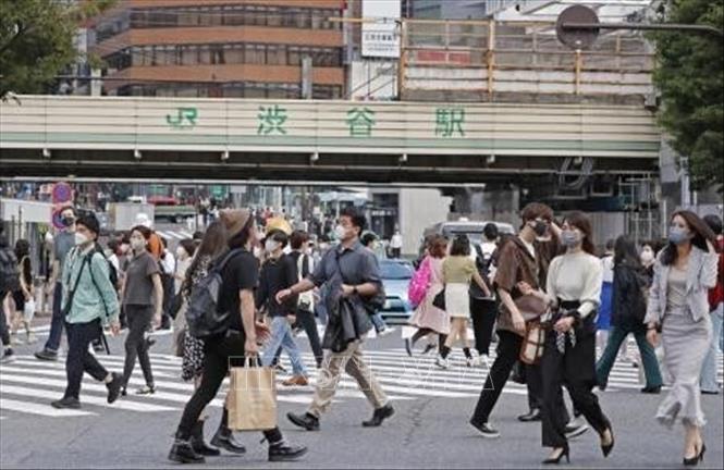 Người dân đeo khẩu trang phòng dịch Covid-19 tại Tokyo, Nhật Bản, ngày 28-9-2021. Ảnh: Kyodo/TTXVN