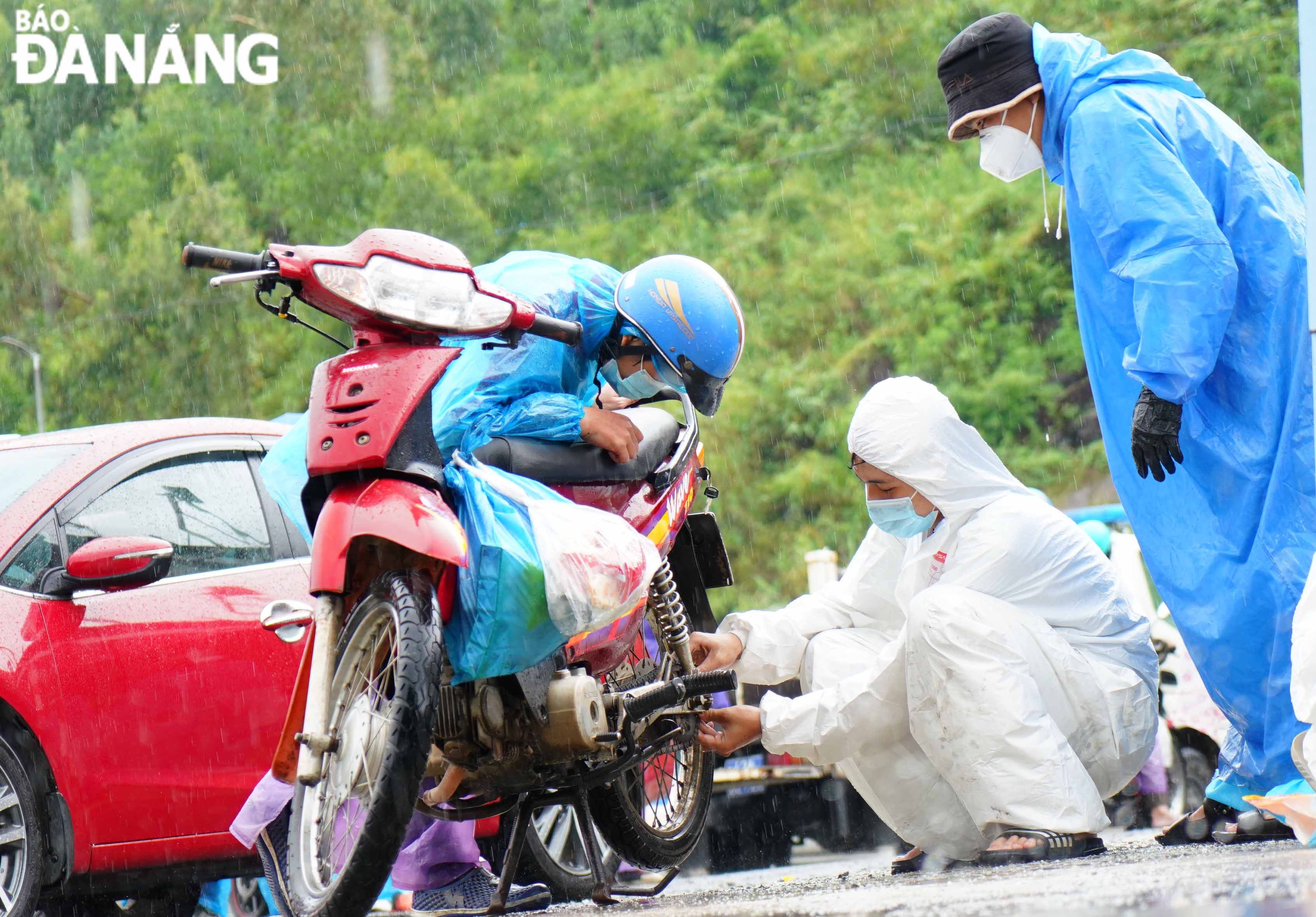 SOS team was repairing motorbikes for returnees on Hai Van Pass. Photo: NGOC HA