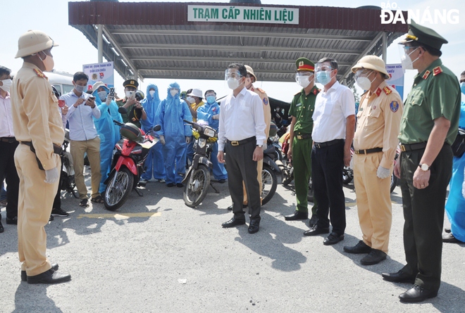 Da Nang Party Committee Secretary Nguyen Van Quang (5th, right) giving spiritual encouragement to functional forces who are on duty to support and lead the way for returnees to pass through the Hai Van Tunnel. Photo: LE HUNG