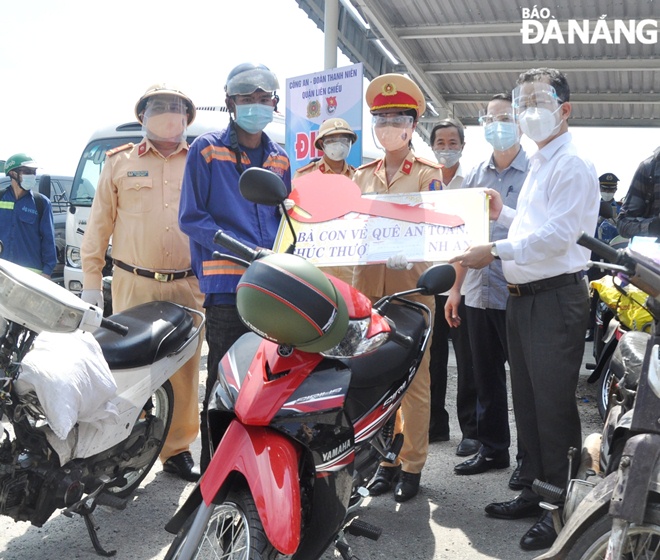 On behalf of charity organisations and individuals, Secretary Quang (right) donating motorbikes to needy returnees. Photo: LE HUNG