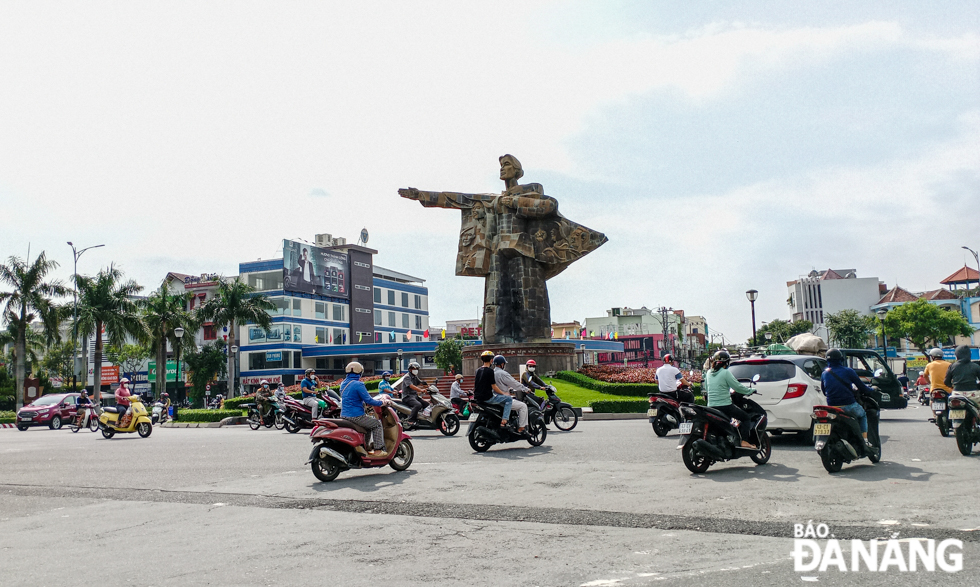 The life in the city is getting back to normal. Photo is taken at the Dien Bien Phu-Huynh Ngoc Hue - Dung Si Thanh Khe roundabout by XUAN SON.