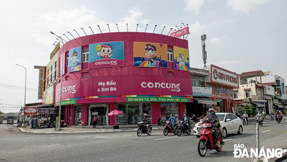 Supermarkets and shops are reopen to patrons. Photo is taken on Ton Duc Thang Street by XUAN SON