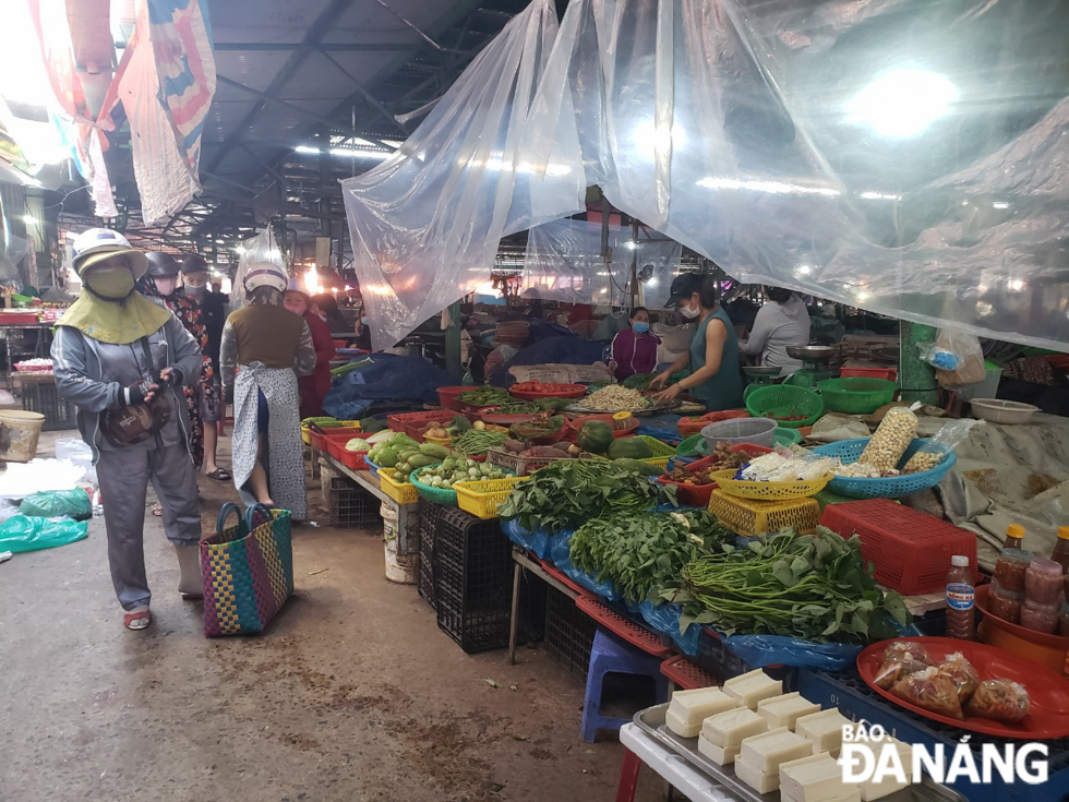 Da Nang's residents are allowed to go to wet markets with a frequency of every 3 days provided that they have valid QRCode entry cards. Photo is taken in the Hoa Khanh wet market based in Lien Chieu District by XUAN SON.