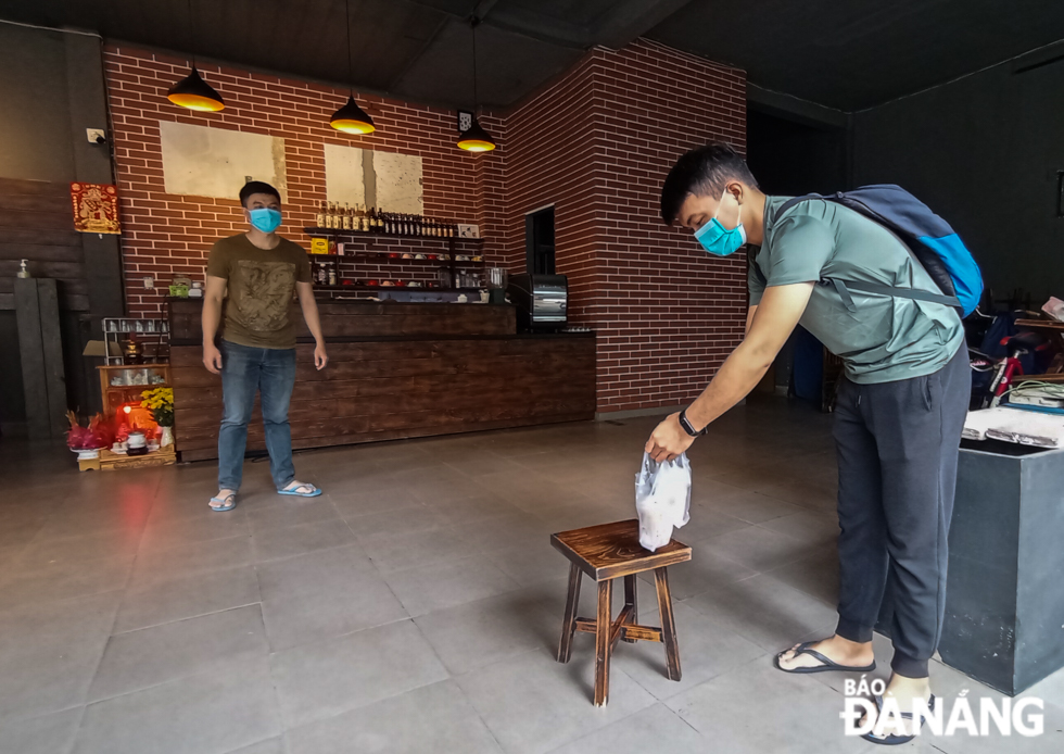 A coffee shop located on Cu Chinh Lan Street in Thanh Khe District providing the service of contactless delivery for its customers. Drinks after being prepared are placed at a fixed location for guests to receive. Photo by NGUYEN LE