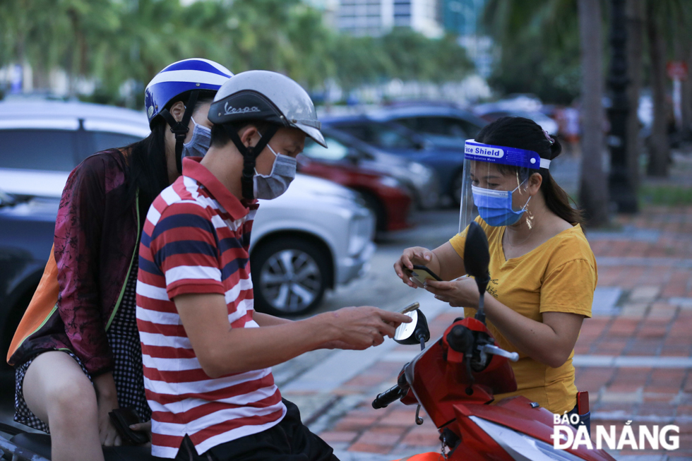 Da Nang's residents are able to access to all beaches from 4.30am - 6.30am daily. Beachgoers must show QR codes for medical declaration. Photo by XUAN SON