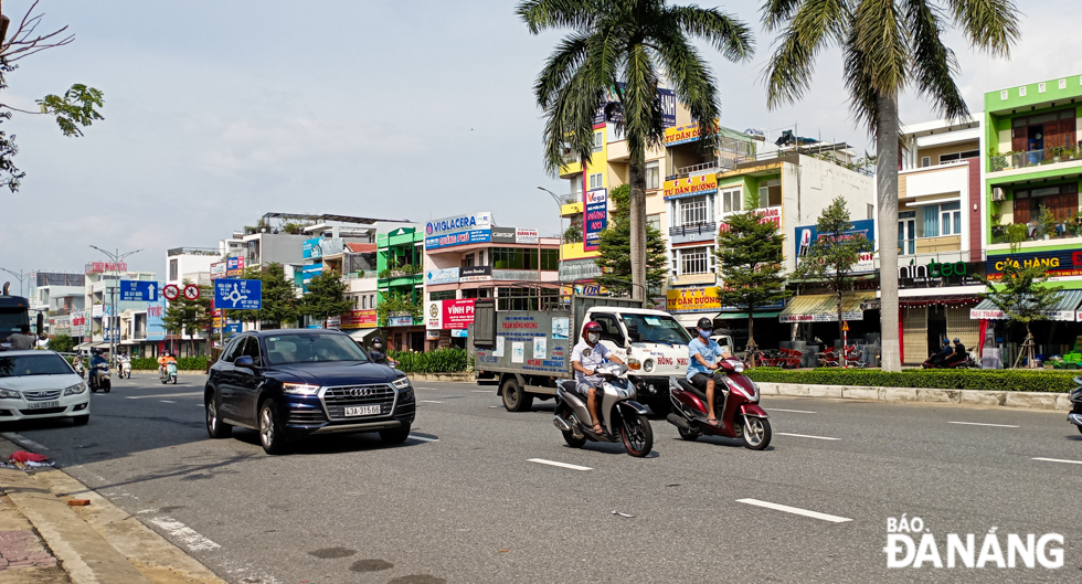 Da Nang's citizens have gradually adapted to the new normal after a long time of strictly implementing social distancing. Photo by XUAN SON