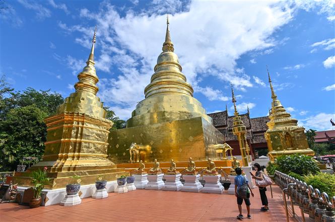 Khách du lịch thăm quan một ngôi chùa ở Chiang Mai, Thái Lan. Ảnh: AFP/TTXVN