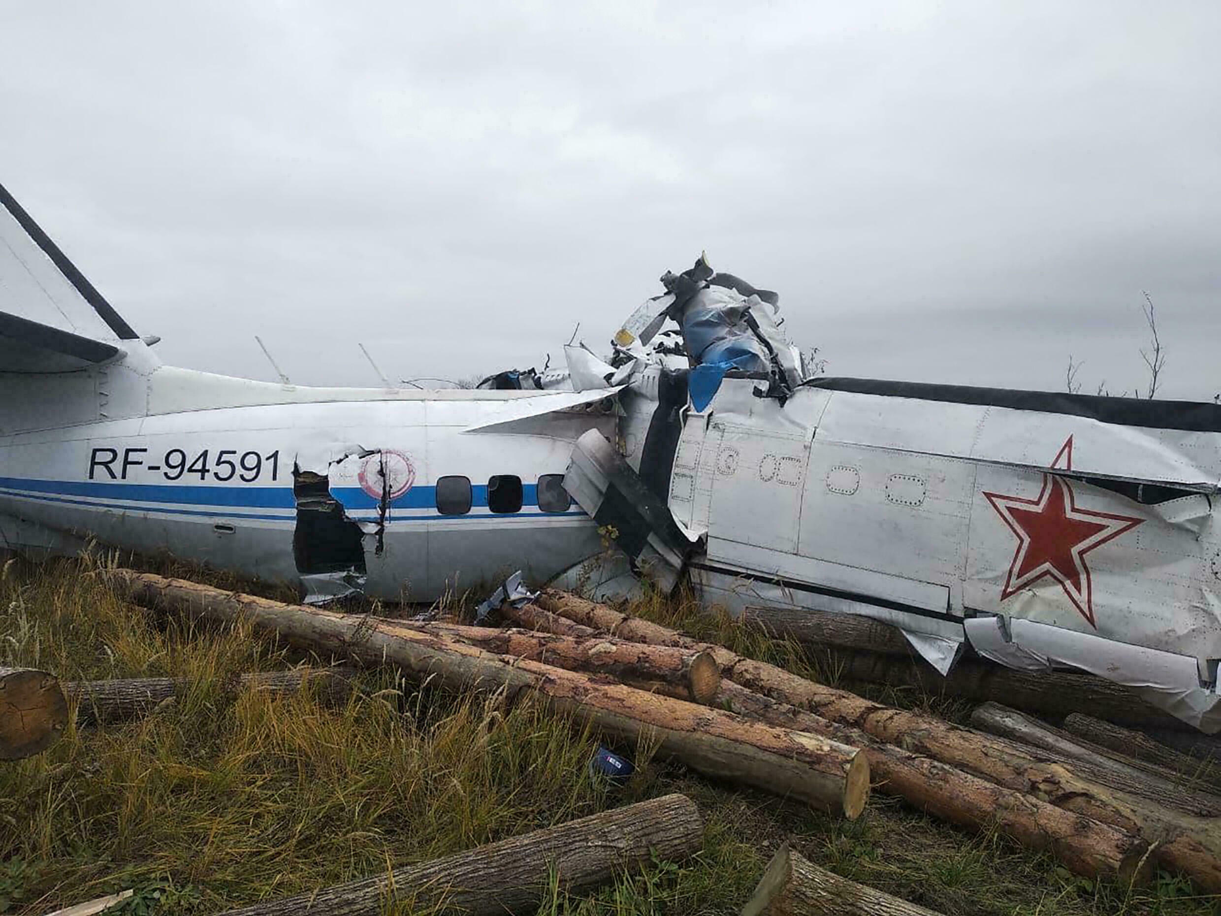 Máy bay rơi và bị gãy làm đôi. Ảnh: Reuters	