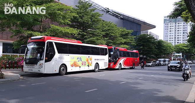 During the pilot period, transport enterprises shall operate 5% - 30% of their capacity. Photo: THANH LAN