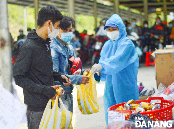 Da Nang’s functional bodies providing food and drinks for people who pass through the city on their way home from the South