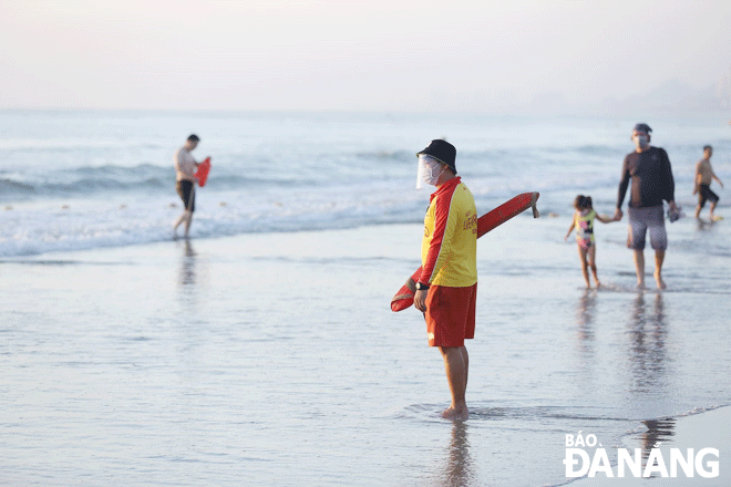 Lực lượng bảo vệ trật tự và cứu hộ làm nhiệm vụ tại bãi biển Phạm Văn Đồng (quận Sơn Trà). Ảnh: PHƯƠNG UYÊN	