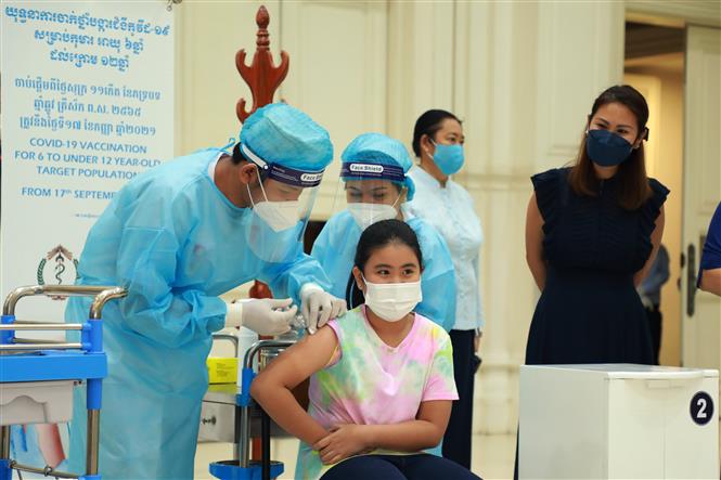 Tiêm vaccine ngừa COVID-19 tại Phnom Penh, Campuchia, ngày 17/9/2021. Ảnh: THX/TTXVN
