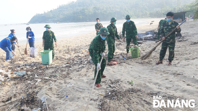 Members from the Da Nang Port Border Guard and Tho Quang Ward chapter of the municipal Youth Union cleaning up the Tien Sa Beach