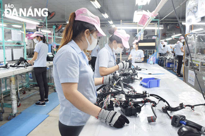 Sản xuất thiết bị bộ dẫn linh kiện ô-tô tại  Công ty TNHH Fijikura Automotive Việt Nam.  Ảnh: TRIỆU TÙNG