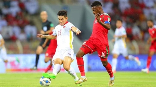 Nguyen Tien Linh on the ball against Oman last night during his side's 3-1 defeat.  — Photo thethaovanhoa.vn