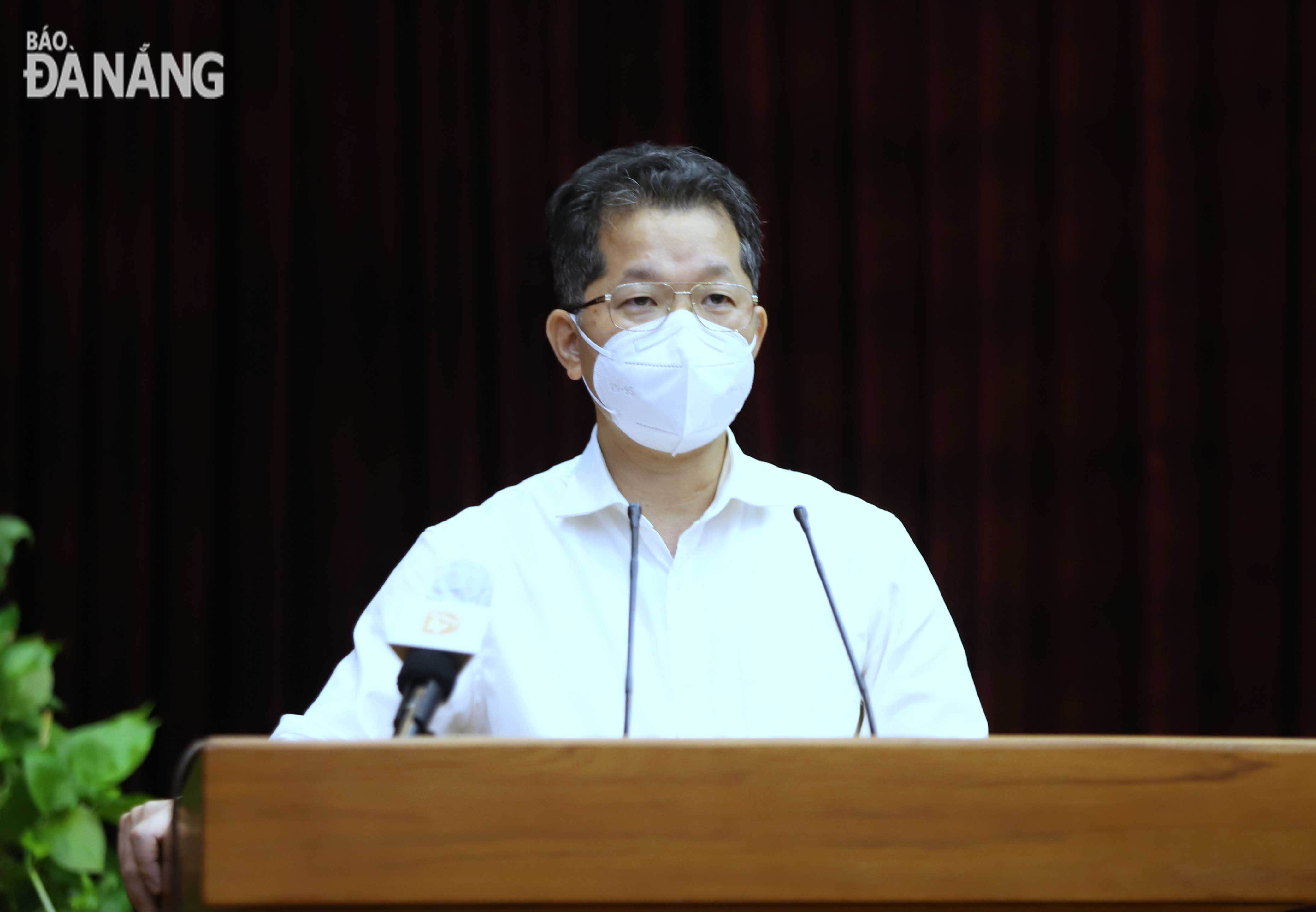 Da Nang Party Committee Secretary Nguyen Van Quang address the meeting highlighting key tasks for the rest of this year, October 12, 2021. Photo: NGOC PHU