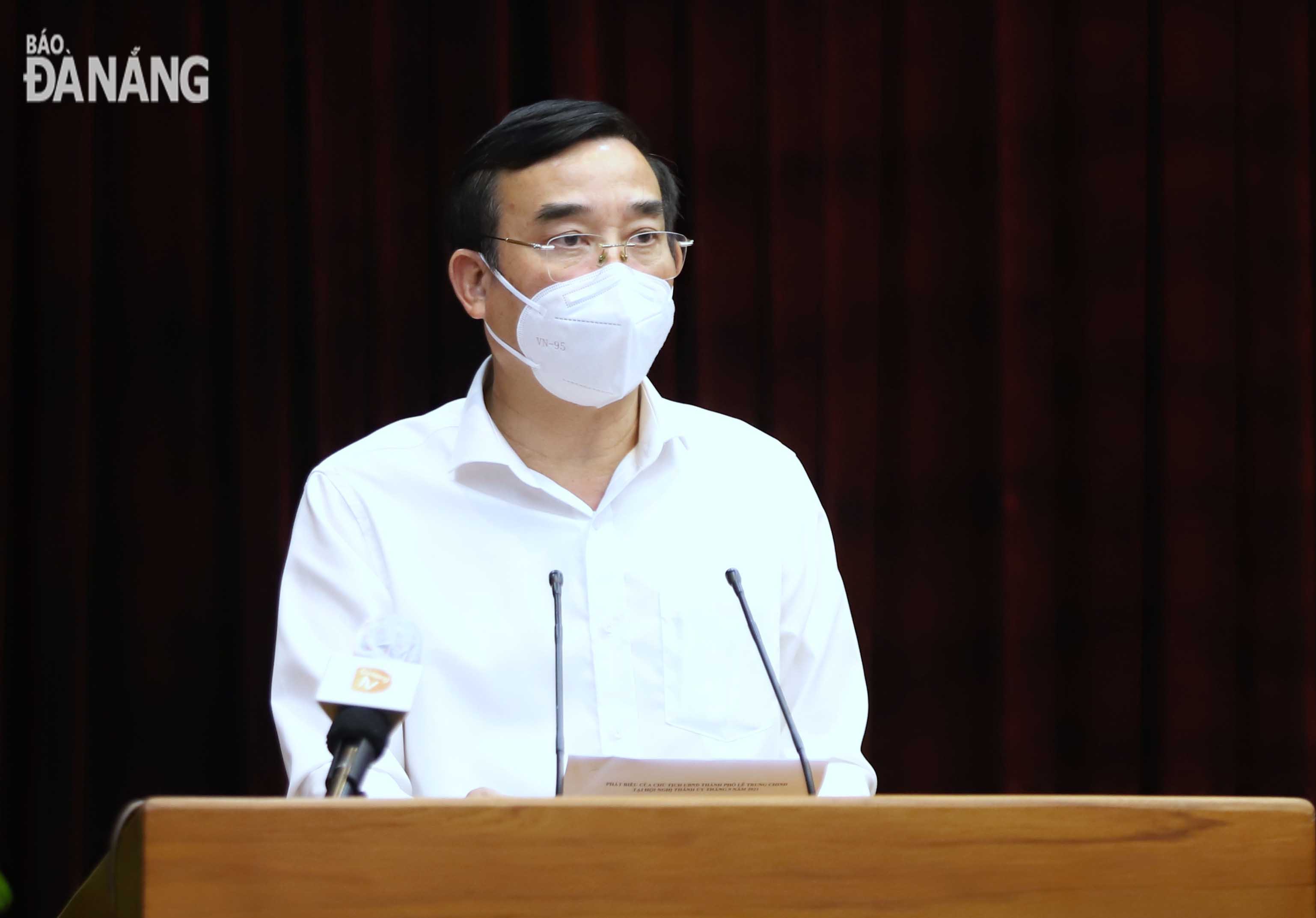 Da Nang People's Committee Chairman Le Trung Chinh (right) delivers a speech at the meeting, October 12, 2021. Photo: NGOC PHU