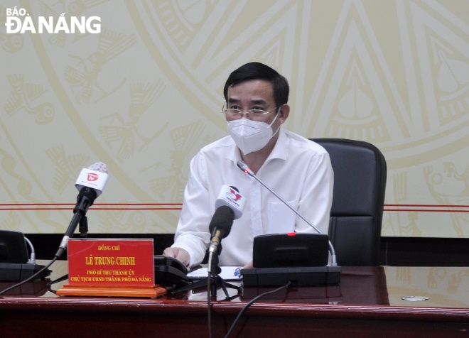 Chairman Chinh delivers his address at the regular meeting of the municipal Steering Committee for COVID-19 prevention and control on Wednesday afternoon. Photo: LE HUNG